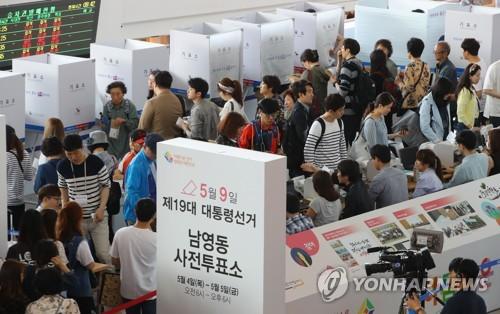 5月5日上午，在首尔汽车站内的投票站，选民参加缺席投票。(韩联社)