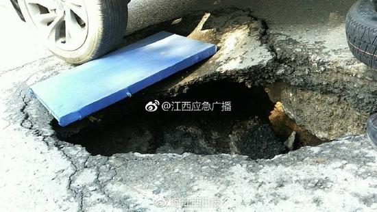 江西南昌一路口路面塌陷汽车被陷入坑洞