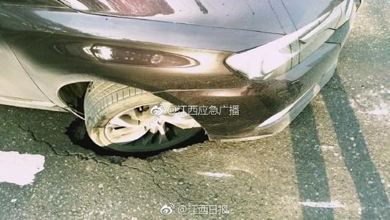 江西南昌一路口路面塌陷汽车被陷入坑洞