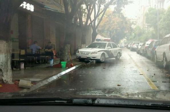 5月5日,网友“Demon覆雨”在百度贴吧“德阳吧”发帖称,警察开警车占道吃米粉,自己按喇叭喊挪下车,民警回应让其走其他路。该网友配发的现场图片显示,一辆警车斜停在路边米粉店前,其中一个车轮停在了人行道上,一名穿警察制服的民警坐在饭桌面前。