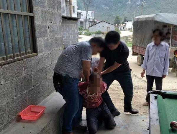 专案组民警将嫌疑人抓获归案。靖西公安 供图