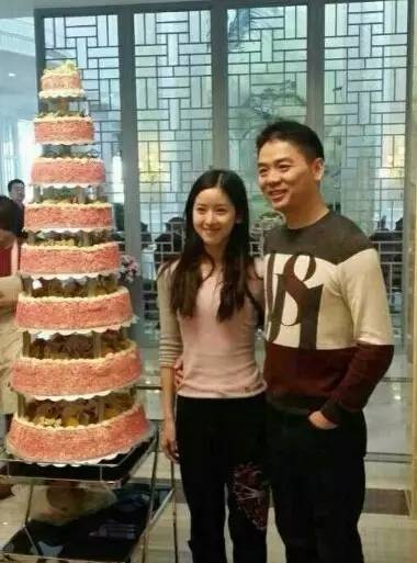“奶茶妹妹”章泽天,各位已经比较熟悉这位初代网红了。肤白、貌美、清华毕业,家庭背景优渥——其父章丽厚是会斯通投资集团总裁,更身兼江苏省舞台美术协会副会长,江苏省电声协会理事,江苏省企业家协会常务理事等。