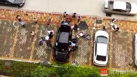 民警搜查嫌疑车辆