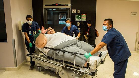 590公斤“世界第一胖”男子接受缩胃手术成功(图)