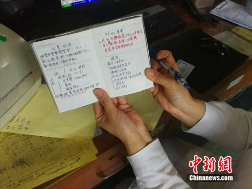 李伟向记者展示自己的笔记本 中新网记者 张尼 摄