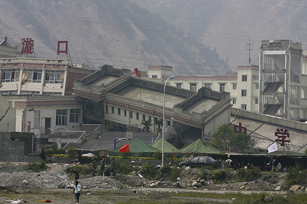 2008年5月16日，映秀镇，倒塌的漩口中学教学楼。 视觉中国 资料图
