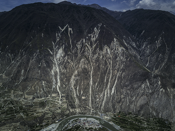 汶川县雁门镇，地震给山体留下的道道沟壑依然清晰可见。 视觉中国 图
