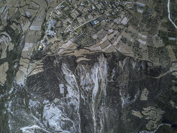 汶川县萝卜寨在地震中完全损毁，靠近悬崖的山体还可见到地震时的遗迹，援建的新寨子搬到了更高的山坡。 视觉中国 图