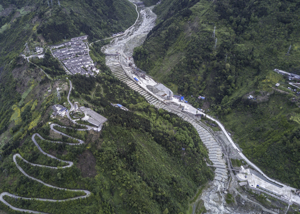 震中牛眠沟仍有大量地震时留下的沙石，每逢雨季，沙石会随着雨水滑落形成猛烈的泥石流，这些年，当地政府仍在继续修建防护坝，减少泥石流带来的损害。 视觉中国 图