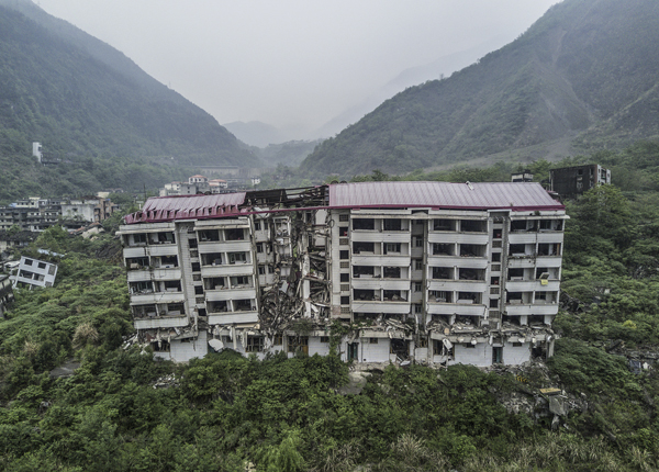 北川县城的电力公司在地震中是少数没有整体坍塌的建筑。 视觉中国 图