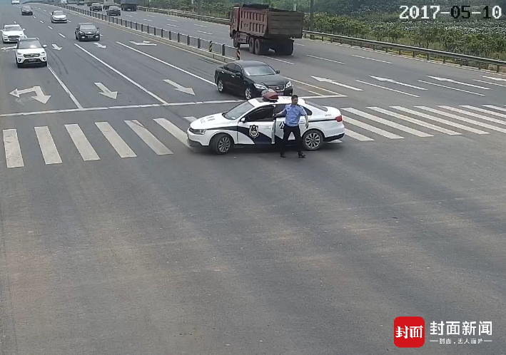 这是怎么回事？几秒后，让无数网友感到暖心的一幕出现了：那位民警再次出现在画面中，在他旁边，还有一个老人。老人打着伞，佝偻着腰，缓缓挪动着脚步，一旁的民警牵着他，陪他走着。老人过马路的32秒内，即使行驶车道绿灯亮了，6辆车仍停在斑马线前，一直等待着。