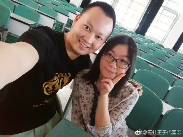 代国宏是张丹玥母亲彭建的学生，两人今天下午在北川相见。图片来自代国宏微博
