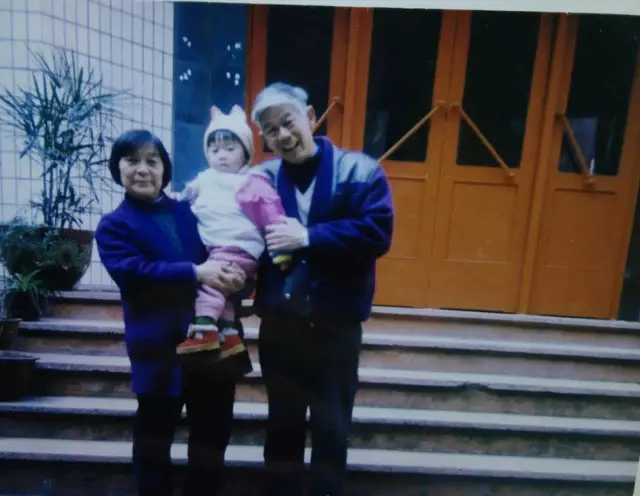 张丹玥与外公外婆的合影。受访者供图