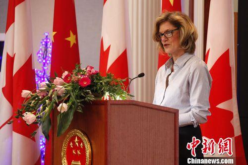 加拿大政府2017年5月12日宣布，国际贸易部长驻议会秘书帕米拉·戈德史密斯-琼斯（Pamela Goldsmith-Jones）将代表加官方，出席14至15日在中国北京举行的“一带一路”国际合作高峰论坛。图为戈德史密斯-琼斯2017年4月5日在渥太华出席中国新任驻加大使卢沙野到任招待会并致辞。余瑞冬 摄