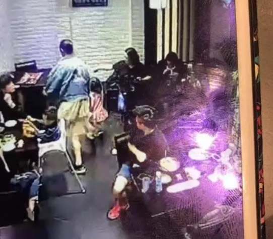 与男朋友闹别扭 女大学生脚踹4岁女童出气