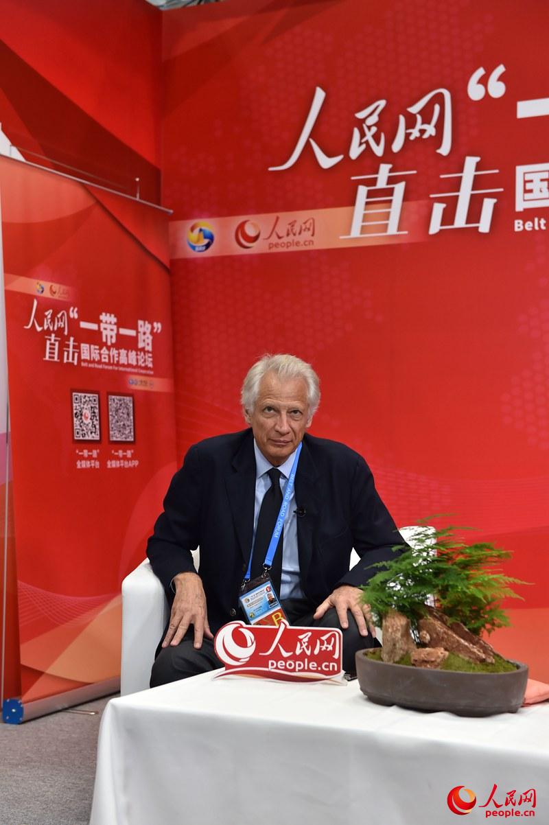 法国前总理多米尼克·德维尔潘做客人民网“一带一路”国际合作高峰论坛演播室(翁其羽摄)