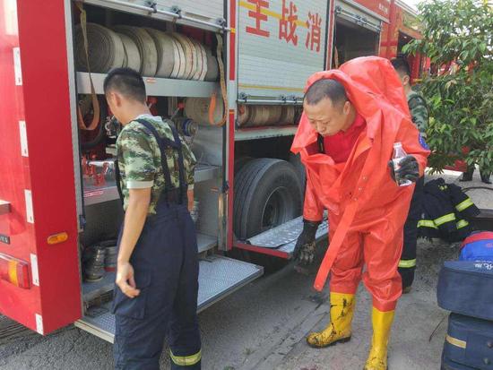 广西钦州上百吨浓硫酸泄漏 人员紧急撤离