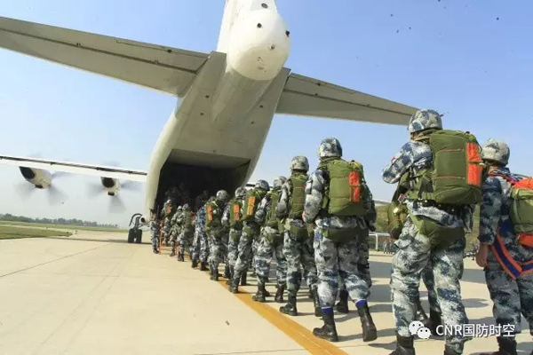 塔台指挥组下达命令。空军空降 本文图片均来自CNR国防时空