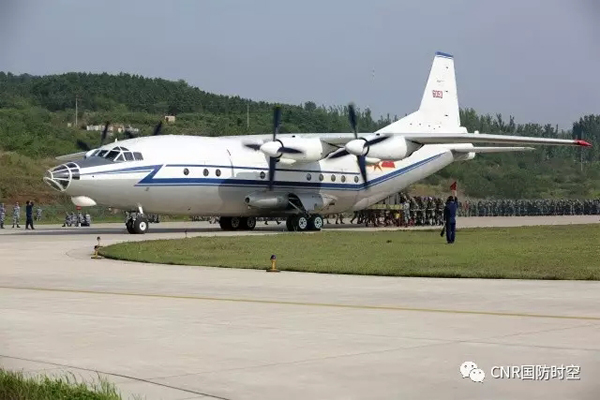 机务人员与地面伞降人员协同配合。