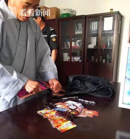 5月12日,上海站派出所民警抓获了两名身穿“袈裟”的“高僧”,其在上海站南广场向往来旅客“化缘”,但却因涉嫌诈骗而被民警带回派出所进行调查。