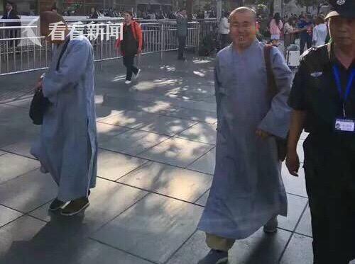 当天上午7时许,上海站派出所的民警正在上海站南广场进行治安整治,期间发现两名身穿“袈裟”,手持念珠的“高僧”正在向来往的旅客“化缘”。但“高僧”向旅客“化缘”的方式有些粗暴,他们会将珠串或祈福卡片硬塞给往来旅客,然后再以“烧平安香”、“刻功德碑”等名义强行向旅客 “化缘”。