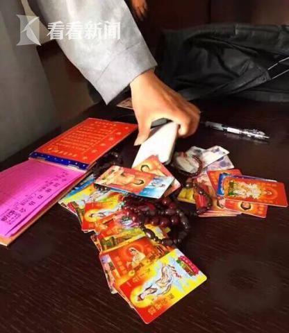 到了派出所,两名“高僧”开始紧张,表示民警不应该为难出家人,并要将珠串赠予民警,谋求离开。遭到拒绝后,两人终于道出了实情。原来这两名“高僧”并非九华山僧人,只因为冒充“僧人”化缘来钱快,于是两人就买来了“袈裟”、功德簿、皈依证等道具,在全国各地“化缘”,没想到在上海站被民警抓获。目前此事正在进一步调查中。