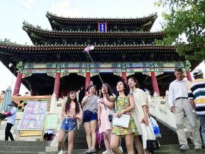 不少游客身着夏装在景山公园留下美丽的北京身影。 北京晨报记者 王巍/摄