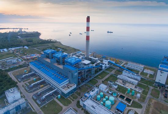 由中国华电集团公司投资修建的印尼巴厘岛一期燃煤电站项目位于巴厘岛北部海岸（4月25日摄）。新华社记者 杜宇 摄
