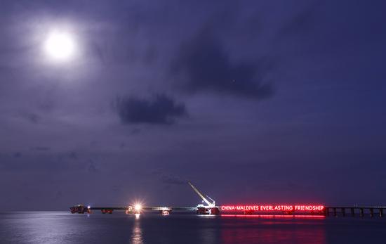 4月21日，在马尔代夫，建设中的中马友谊大桥上亮起“中马友谊长存”的霓虹灯。新华社发（中马友谊大桥项目部供图）