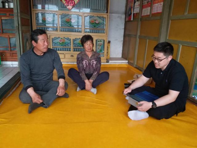 随着小高在高岭村采访的深入,越发体会到养牛对于当地村民的重要意义。高岭村原是延边和龙地区有名的贫困村,地处边疆,朝鲜族居多,高岭的青壮年绝大多数都外出务工,村里80多户贫困户,基本都是缺乏劳动能力的老人,村中“空心化”现象严重。