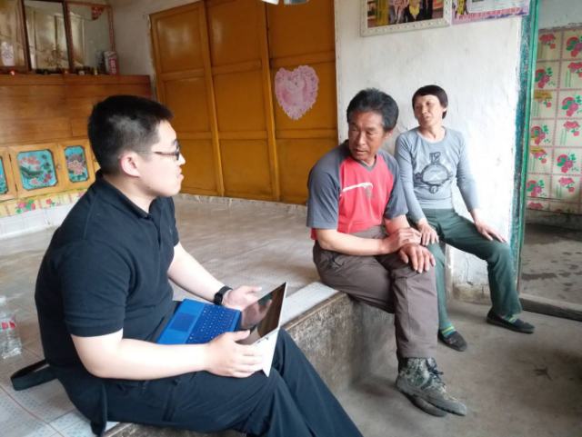 “以往,每年家里就指望能养几头牛,养肥了卖点钱度日。”60岁的村民曲庆山对小高打开了话匣子,因为普遍缺乏劳动力和土地,养牛成为高岭村绝大多数贫户人口的唯一收入来源。高岭地区村民放牛有个特点,在春季的时候,各家将牛放到山里去吃草,直到快入冬了,才去山里把牛带回家,卖给牛贩子。高岭多数贫困户都过着“以牛为生”的日子。