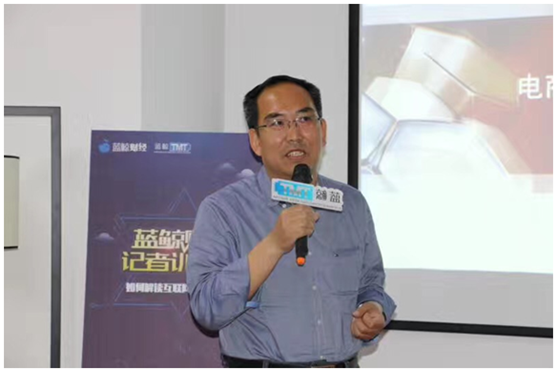 余丰慧表示,近期,华尔街股市迎来了科技股财报披露的小热潮,其中一个特点按照中国的说法是实现了“开门红”。不仅苹果、谷歌、脸谱、特斯拉等股价飞涨、市值大增,而且备受关注的电商平台亚马逊更是被市场看好,被称为最具发展潜力的企业。连股神巴菲特都直呼自己错过亚马逊是“我愚蠢”,并称亚马逊掌门人贝索斯是天才。