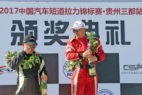 徐俊在领奖台上