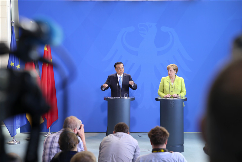 当地时间1日上午，中德两国总理在柏林共同会见记者。李克强表示，中国将全力支持德国主办G20峰会，并以此向世界发出维护贸易自由化投资便利化的积极信号。默克尔则表示，中德双方达成一致，在经贸关系等方面加强合作，共同维护自由贸易的国际规则。
