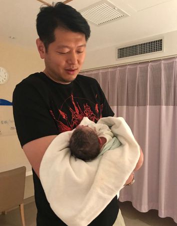 (莫科与刚出生的儿子)