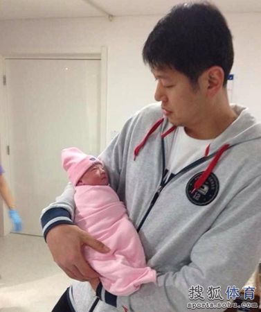 (莫科与刚出生的女儿)