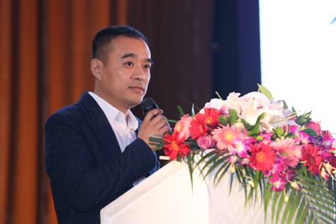 随后美业专家田凯模先生结合自身的从业经验,向大家传授了行业经验,现场问卷调查89.7%的与会美业老板认可美业联盟体的“租工位式”门店经营模式,认为此模式利于建立老板与技师的良性发展关系,线上商城的独创式经营方法不仅能保证各大美业店铺自身利益还能益于行业健康长久发展。