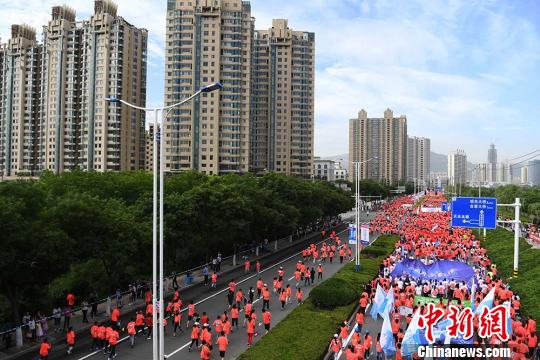 6月11日,2017兰州国际马拉松赛鸣枪开跑。 杨艳敏 摄