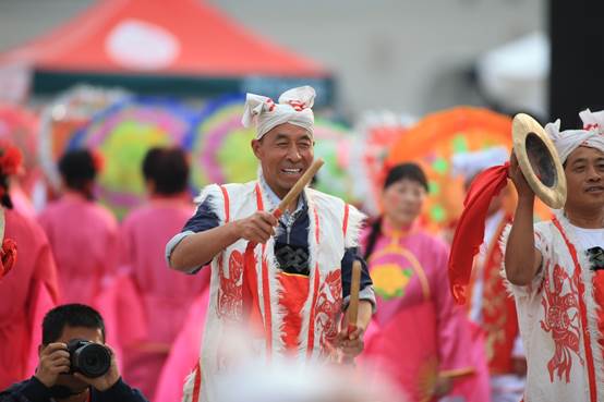 延安马拉松赛道边腰鼓队的表演者