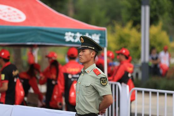 维持现场秩序的武警