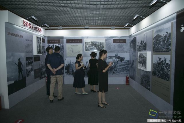 6月25日，以“铭记历史 不忘初心”为主题的纪念全民族抗战爆发80周年主题党日活动启动仪式在北京丰台区宛平城举行。图为市民参观展览。千龙网记者 张曈摄