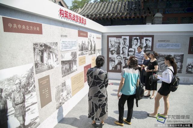 6月25日，以“铭记历史 不忘初心”为主题的纪念全民族抗战爆发80周年主题党日活动启动仪式在北京丰台区宛平城举行。图为市民参观展览。千龙网记者 张曈摄