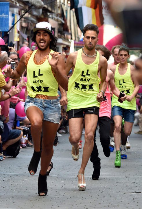 马德里高跟鞋跑步比赛 男选手穿15厘米长跟狂