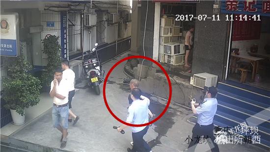 犯罪嫌疑人朱某被民警带到派出所。沙坪坝警方供图,华龙网发
