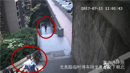 民警李科追赶犯罪嫌疑人朱某的监控视频截图。沙坪坝警方供图 华龙网发