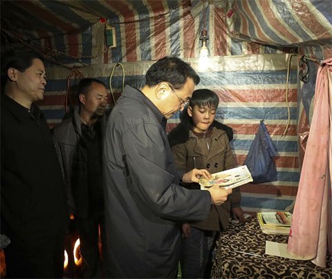 图为2017年1月23日下午,李克强在云南乌蒙山区昭通余家大冲自然村13村民小组看望贫困村民。