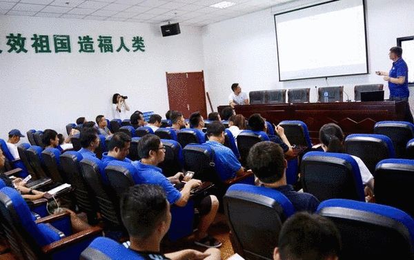 上海足协组织华信杯裁判接受培训 提高执法水