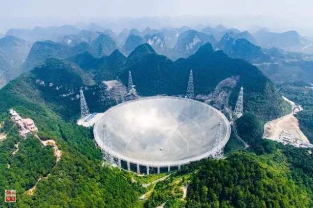 位于贵州黔南州平塘县大窝凼的世界最大单口径射电望远镜——500米口径球面射电望远镜FAST(2016年9月24日摄)。新华社记者 刘续 摄