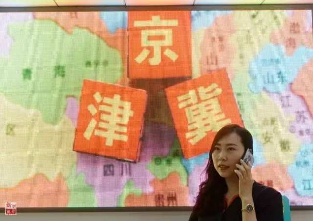 市民在河北承德市双滦区一处中国移动营业厅内打电话(2015年 8月27日摄)。中国移动、中国联通、中国电信三大运营商自2015年8月起取消京津冀手机漫游费和长途费。京津冀协同发展给当地老百姓带来实实在在的生活便利和实惠。新华社记者 王晓 摄