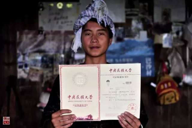 滚元礼展示中央民族大学录取通知书(2016年8月27日摄)。 岜沙苗寨距贵州省从江县城7.5公里,岜沙的成年男子常年头挽发髻,身挎腰刀,肩扛火枪,被誉为中国最后的“枪手部落”。 从小在岜沙苗寨长大的滚元礼,未出过远门,一直梦想着走出大山求学、工作,通过自己的努力改善家里的经济状况。2016年7月,他以530分的高考成绩被中央民族大学录取,成为部落里考取省外重点大学的第一人。 新华社发(梁光源 摄)